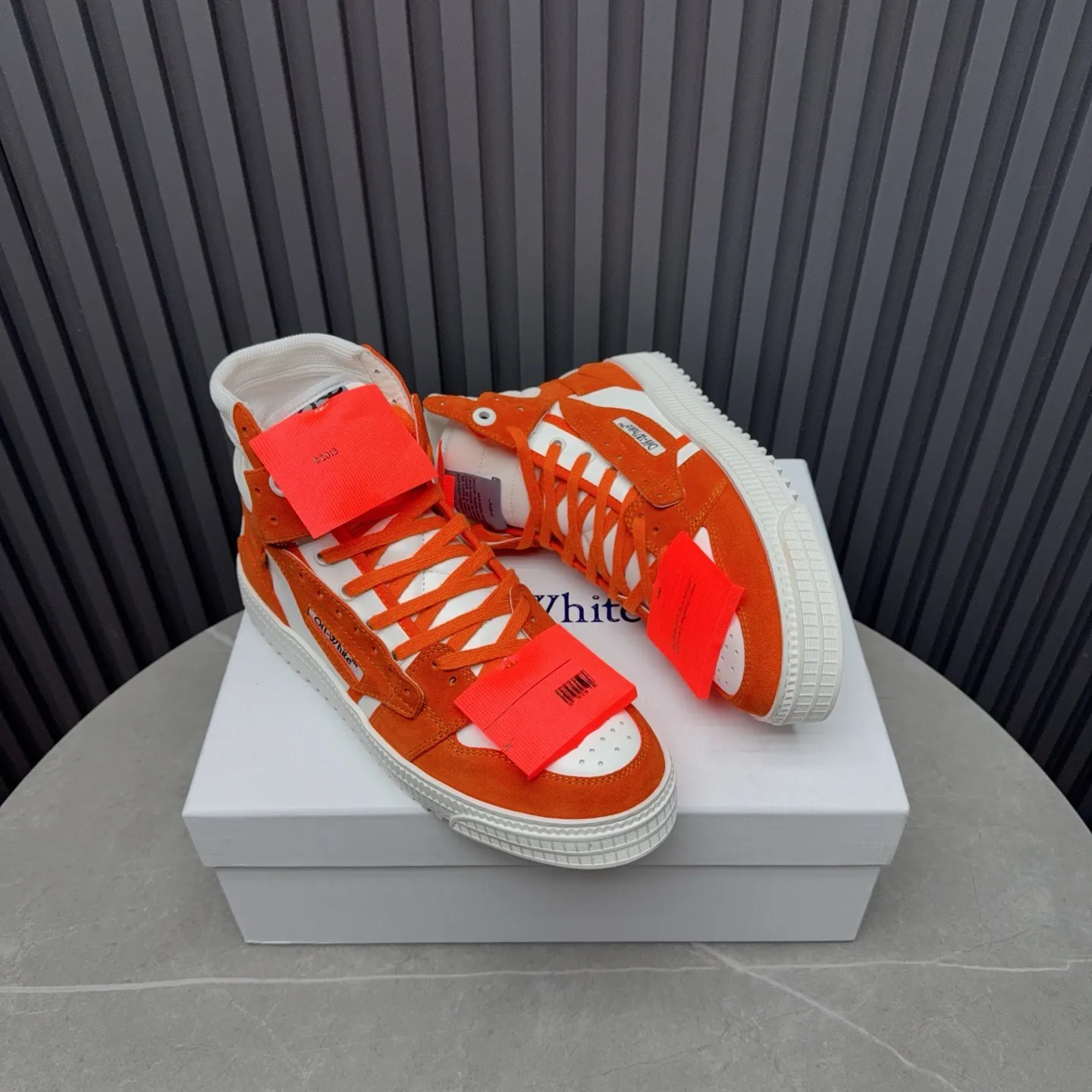 Men's shoes💰740 OFF WHITE ⚡️Couple style⚡️The latest spring style street casual shoes, released with the highest quality version on the market👊Series original mold opening, original lasting, production technology 1:1 original version➰🔜The best choice for more and more celebrities and Internet celebrities🔸In the classics Changes in the code🔸Innovate in the trend🔸Strive to break away from the shackles of bad street design🔝Although he is not the originator of fashion design, he is definitely a shining dark horse in avant-garde design🐴🆙Do not follow the trend🔅Not universal beauty🔅 Fabric💯First-layer cowhide Lining💯Imported skin-friendly and environmentally friendly polyester mesh Foot pads💯Original molded high-elastic environmentally friendly molding pads Midsole💯Made with original last-last technology Outsole💯Rubber outsole Packaging💯Official website synchronizes full set of packaging (brand wrapping paper, brand certificate, brand cloth bag) Code numbers 35-44, 45 46 Customized